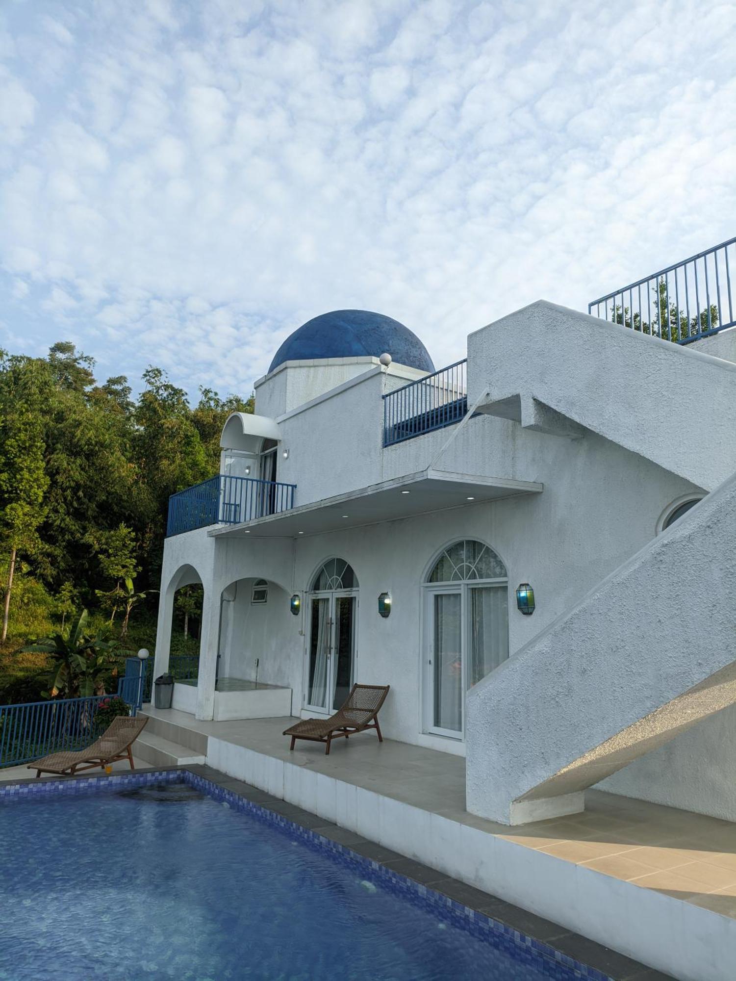 Villa Blue Door, Puncak Pondok Cipaseban Exterior foto